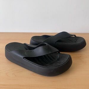 Crocs Black Getaway Platform Flip